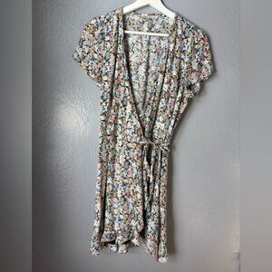 Abercrombie Short-Sleeve Ruffle Wrap Mini Dress. Size small.‎ Floral lined